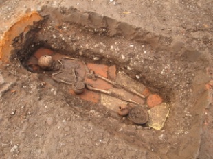Una delle tombe rinvenuta con gli scavi