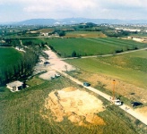 Foto aerea della loc. Fontanelle con in primo piano lo scavo della necropoli.